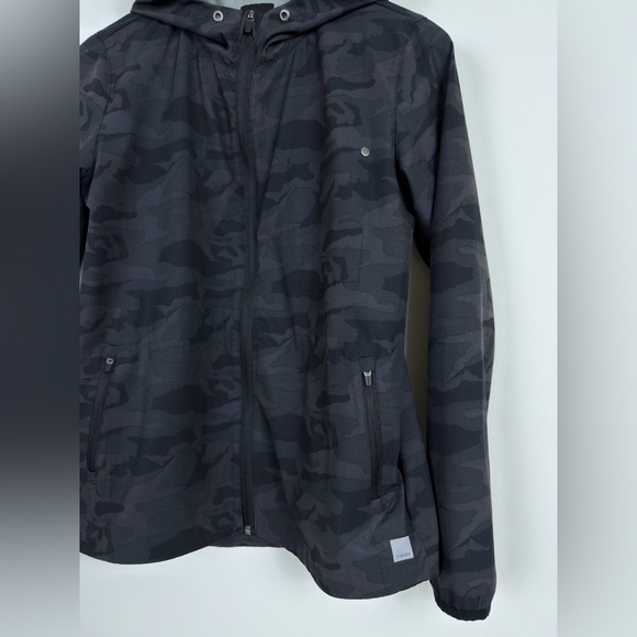 Vuori Camo Hooded Jacket VW501 Black Camo Full Zip Lightweight XS - Picture 3 of 9